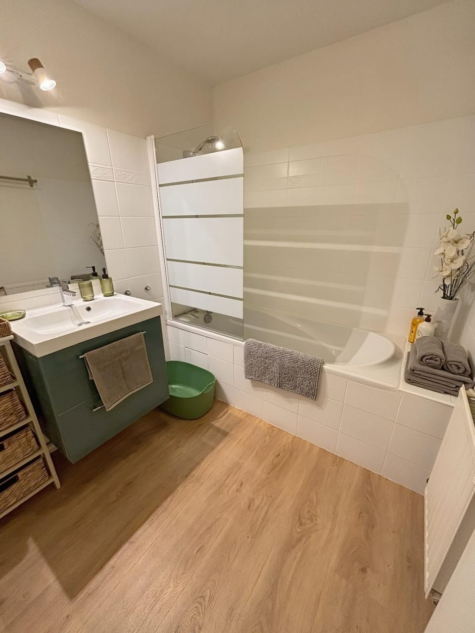 Bathroom, Bath, towels