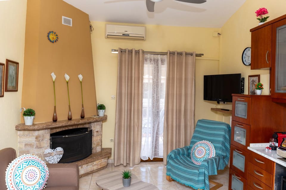 Seating area, fireplace, air conditioner