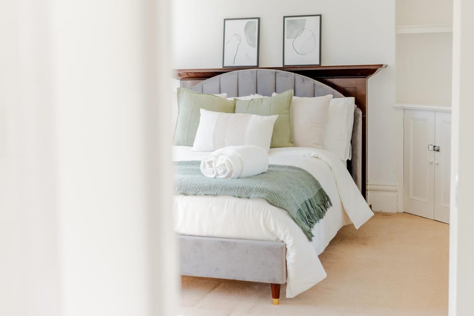Photo of the whole room, Bedroom