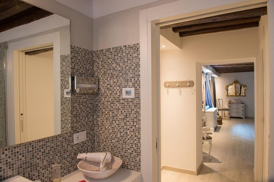 Shower, Toilet, Day, Bathroom, Decorative detail