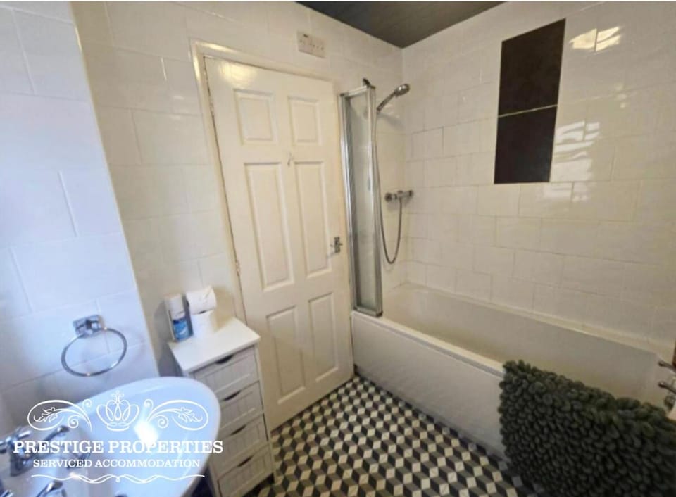 Shower, Toilet, Bathroom, Bath