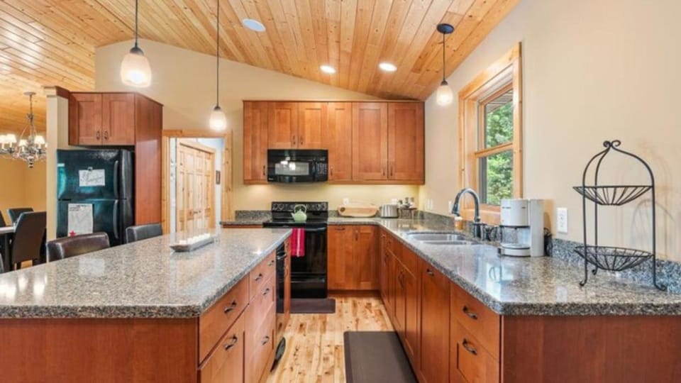 5 Pines on Ossie by Woods to Water House in Breezy Point