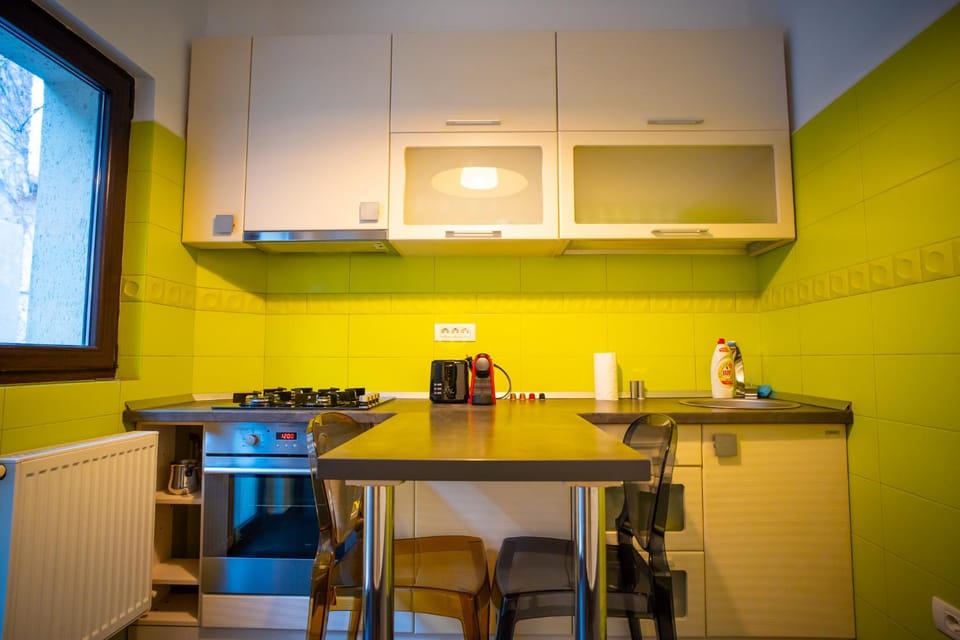 Coffee/tea facilities, Kitchen or kitchenette, Dining area, stove