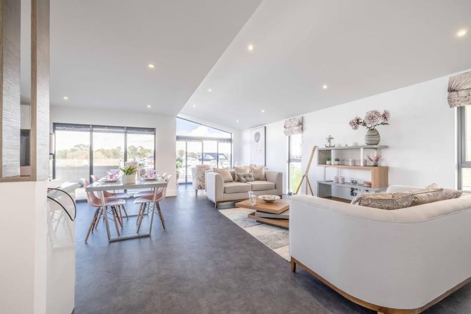 Racecourse Marina Lodge, Hot tub, Gated Parking House in Windsor