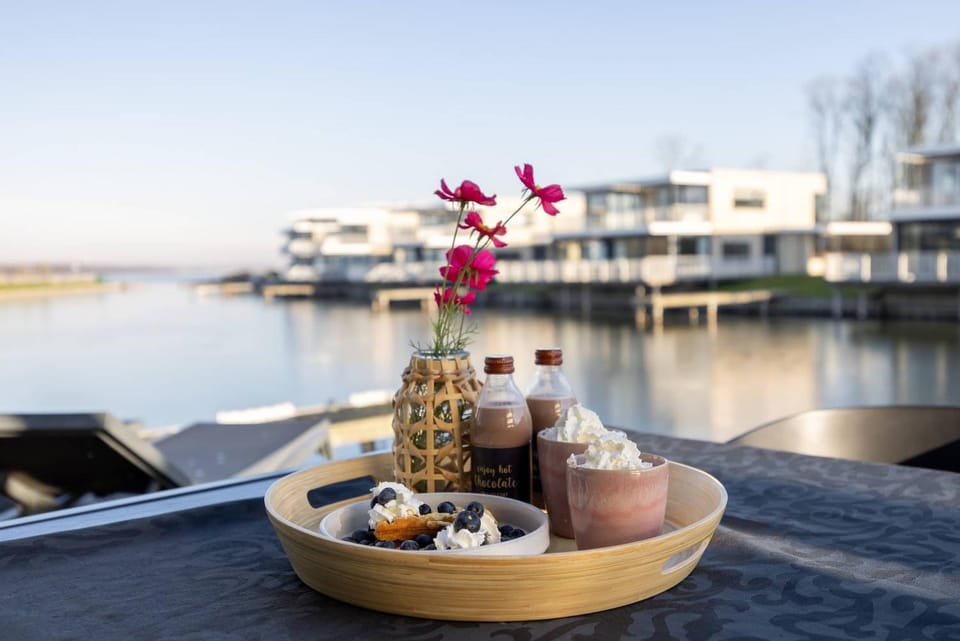 Hello Zeeland - Water Villa's Veerse Wende - with dog Villa in Zeeland, Netherlands