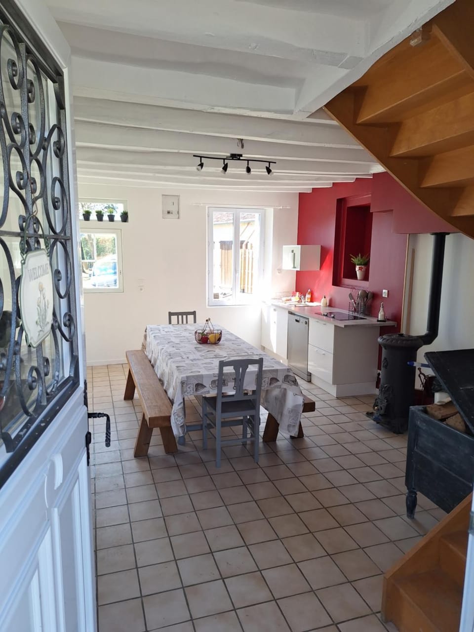 Kitchen or kitchenette, Dining area