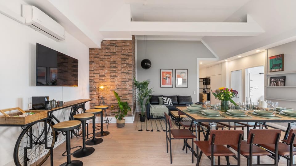 Communal lounge/ TV room, TV and multimedia, Living room, Seating area, Dining area, Evening entertainment, air conditioner