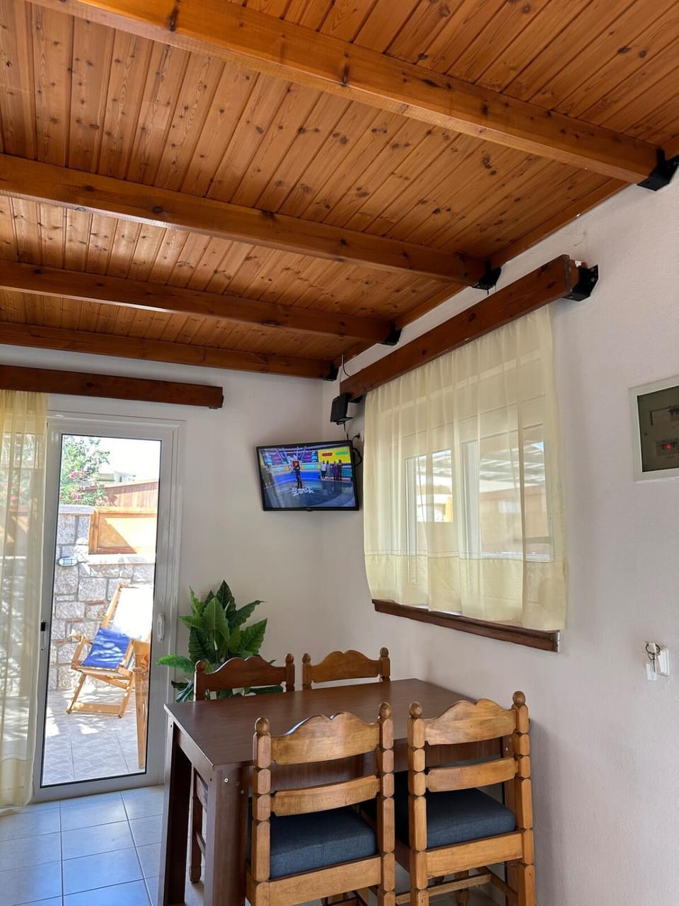 TV and multimedia, Living room, Seating area, Dining area