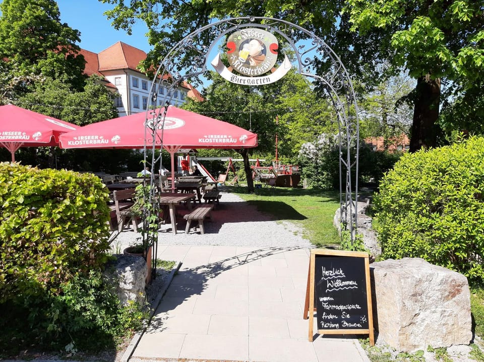 Restaurant/places to eat, Restaurant/places to eat, Neighbourhood, Children play ground, Children play ground