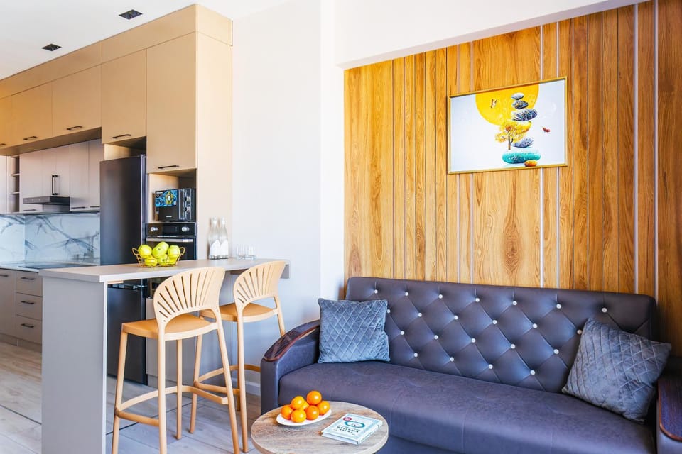 Kitchen or kitchenette, Living room, Seating area, Dining area