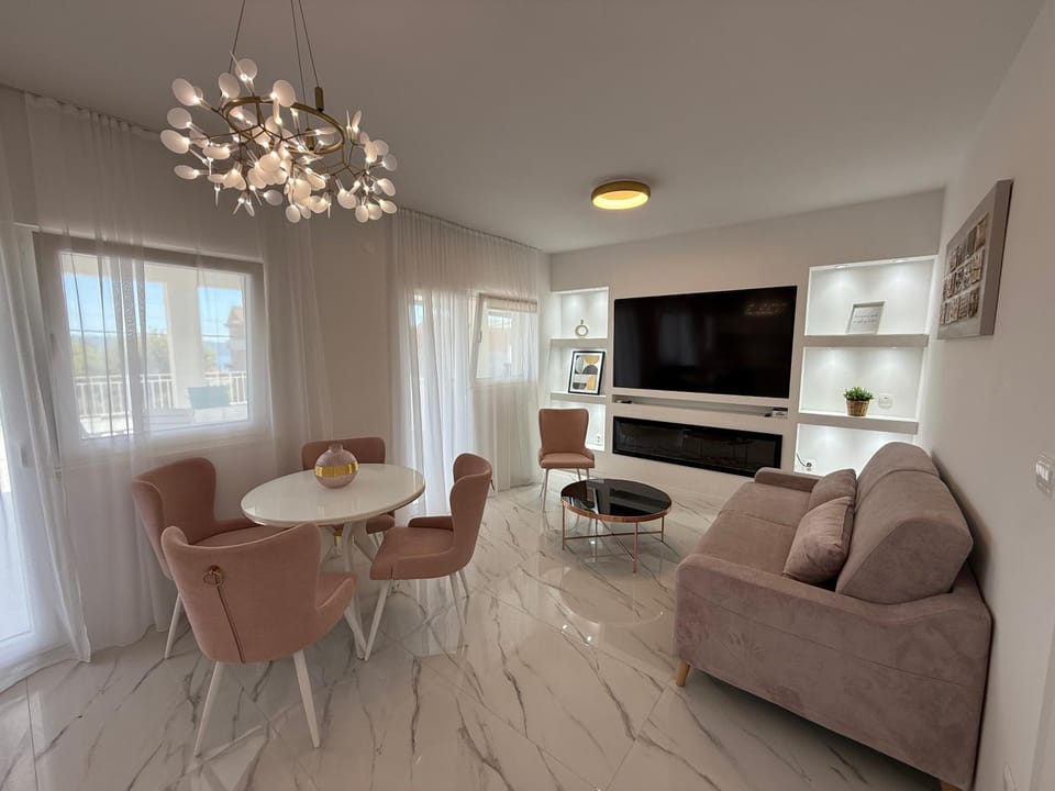 TV and multimedia, Living room, Seating area, Dining area