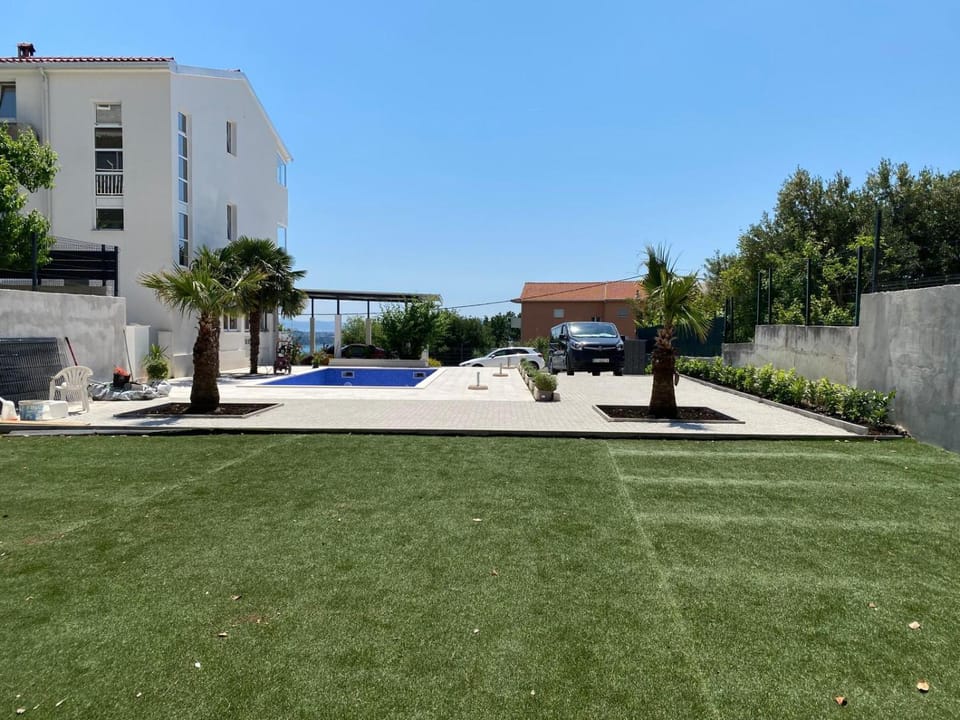 Property building, Day, Natural landscape, Garden, Swimming pool, Sports, Location, Parking