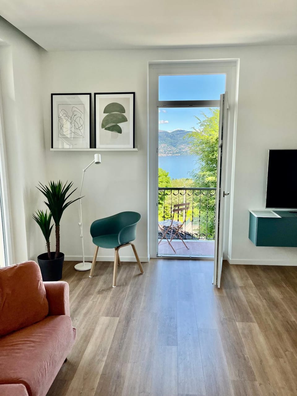 Communal lounge/ TV room, Natural landscape, TV and multimedia, Living room, Mountain view