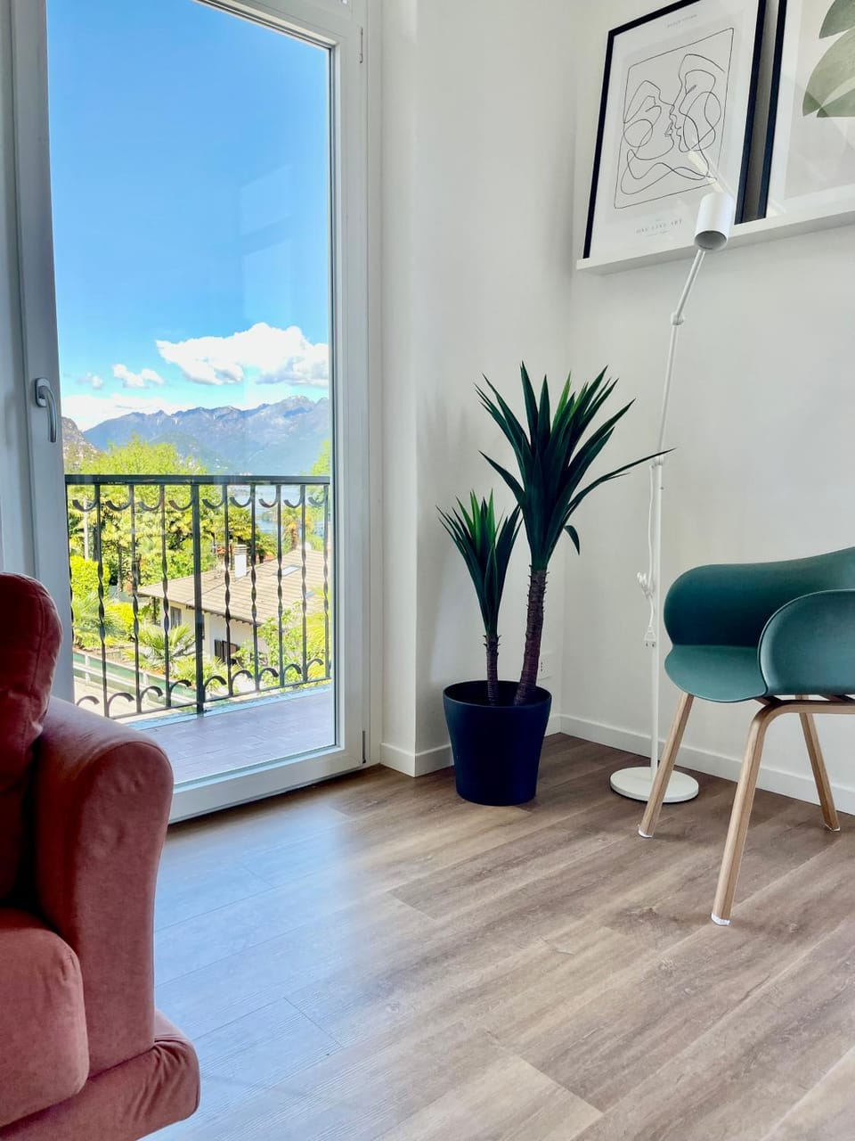 View (from property/room), Balcony/Terrace, Living room, Seating area, Mountain view