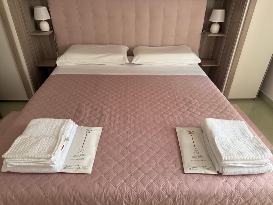 Bed, towels