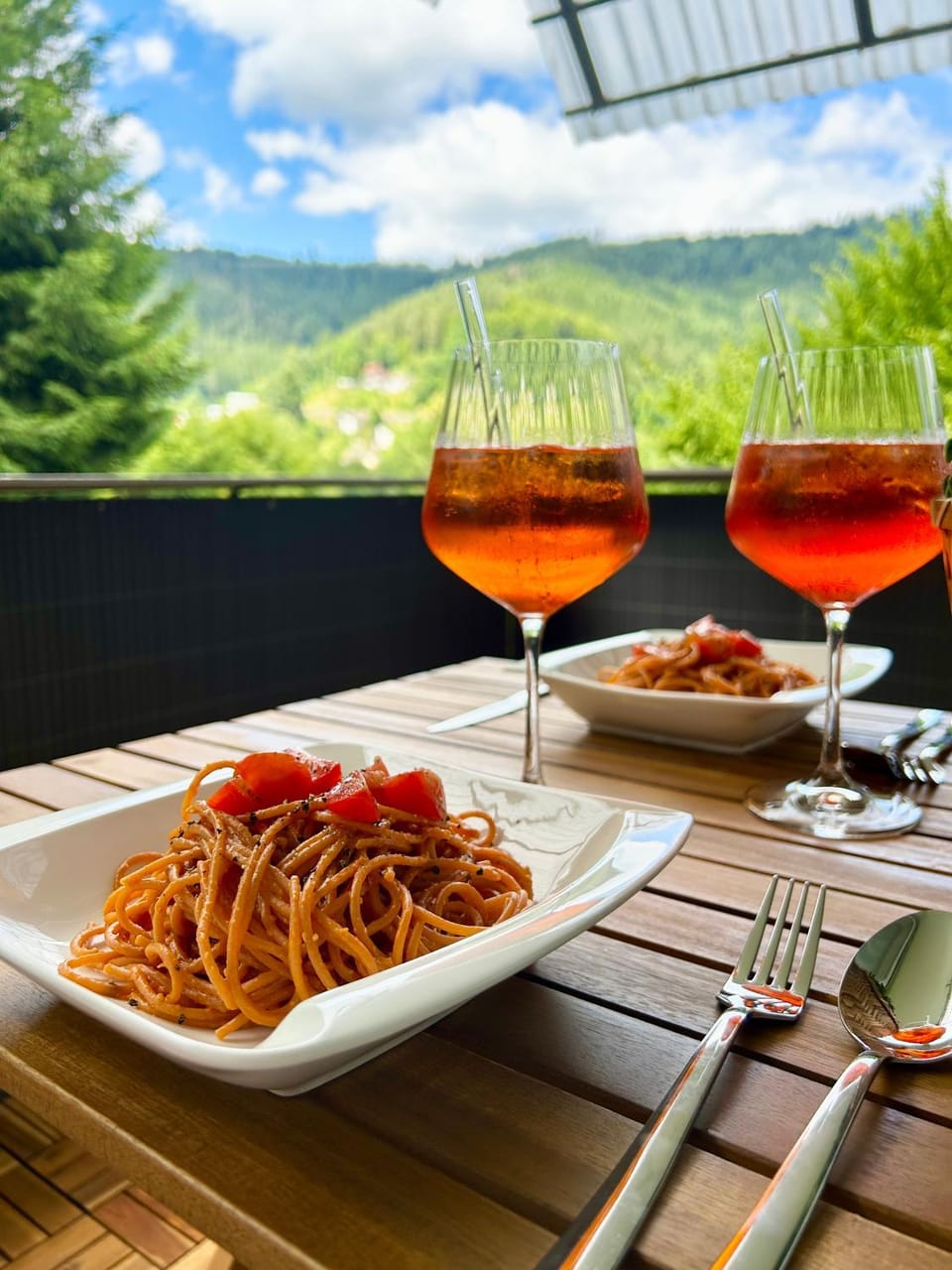View (from property/room), Balcony/Terrace, Dining area, Landmark view