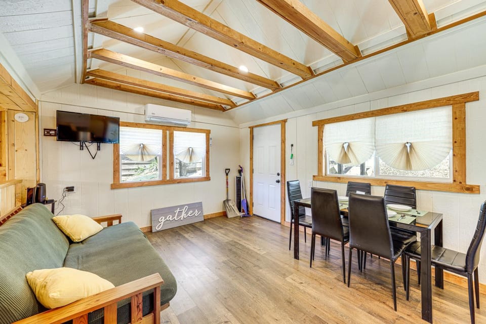 Tiny Home w/ Deck & Mtn Views in Lake Arrowhead! Apartment in Lake Arrowhead