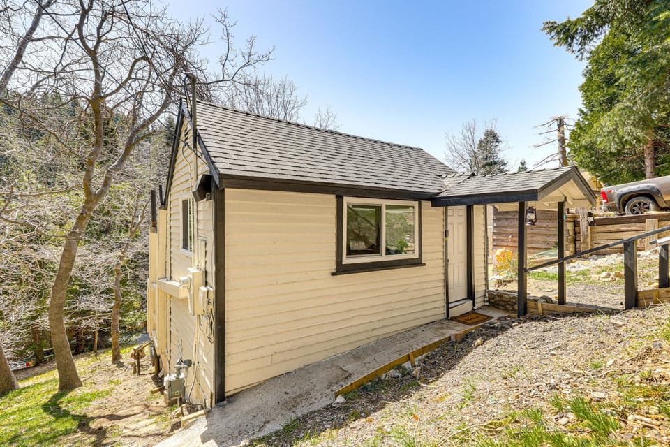 Tiny Home w/ Deck & Mtn Views in Lake Arrowhead! Apartment in Lake Arrowhead