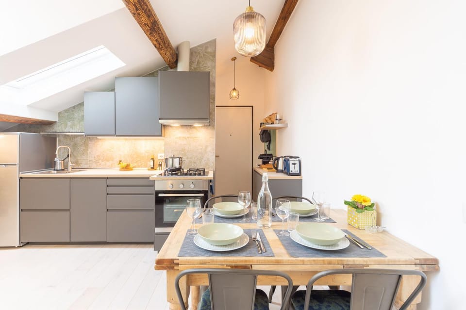 Coffee/tea facilities, Kitchen or kitchenette, Dining area, stove, toaster