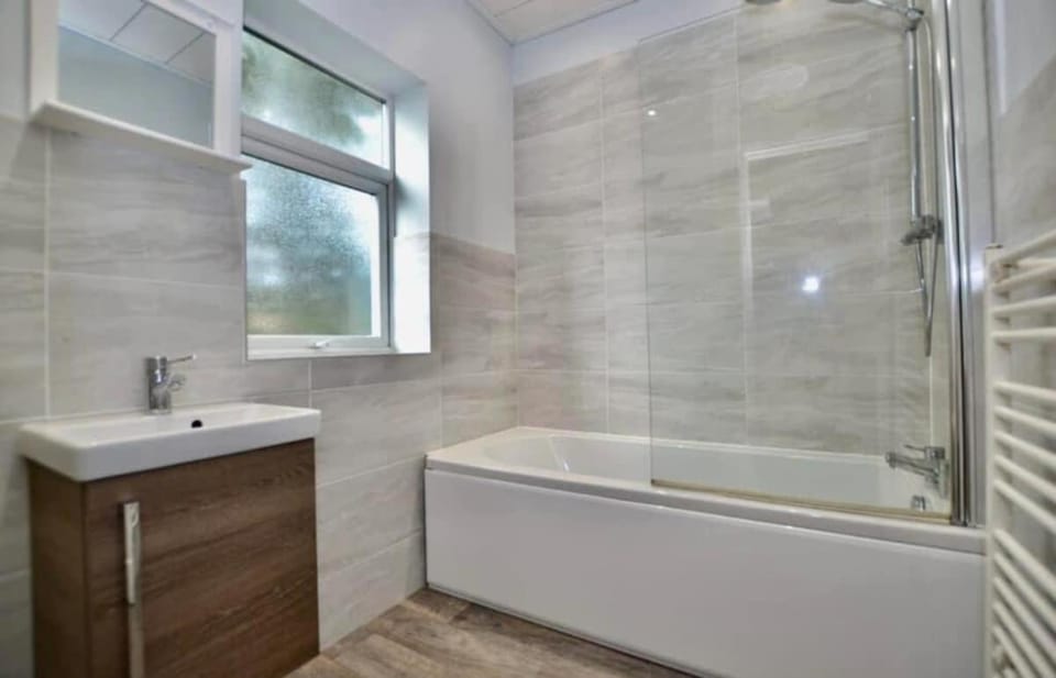 Spacious 2 bedroom flat in Newcastle w Free parking Apartment in Newcastle upon Tyne