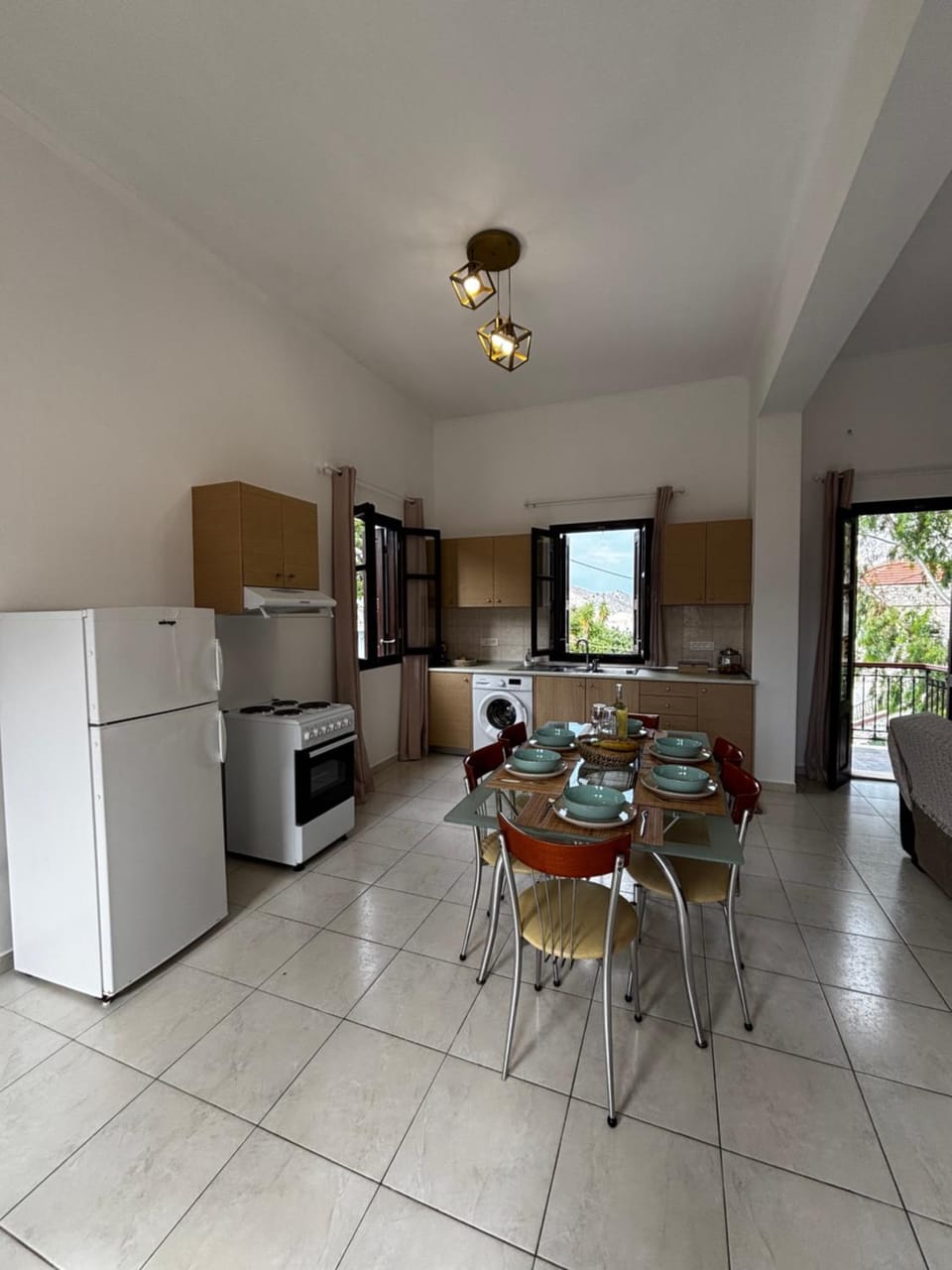 Kitchen or kitchenette, Dining area
