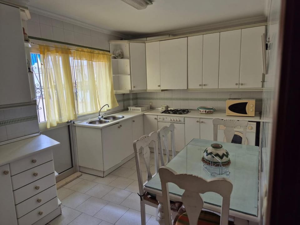 Kitchen or kitchenette, Dining area, oven, pet friendly, stove