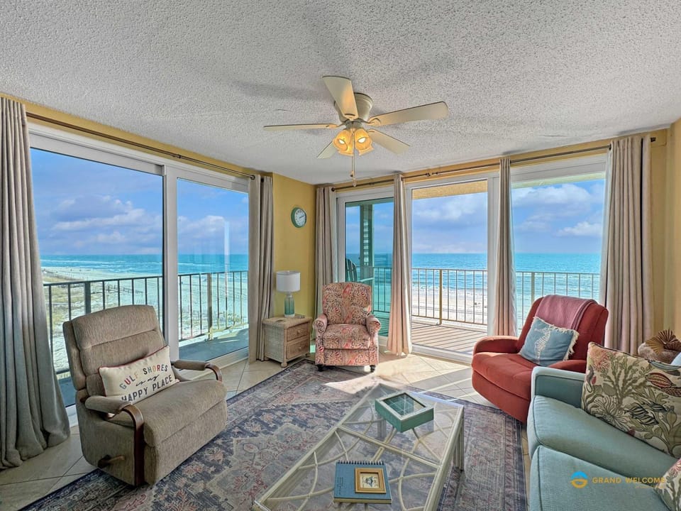 Beachfront Corner Condo with Pool Access & FREE ACTIVITIES House in West Beach