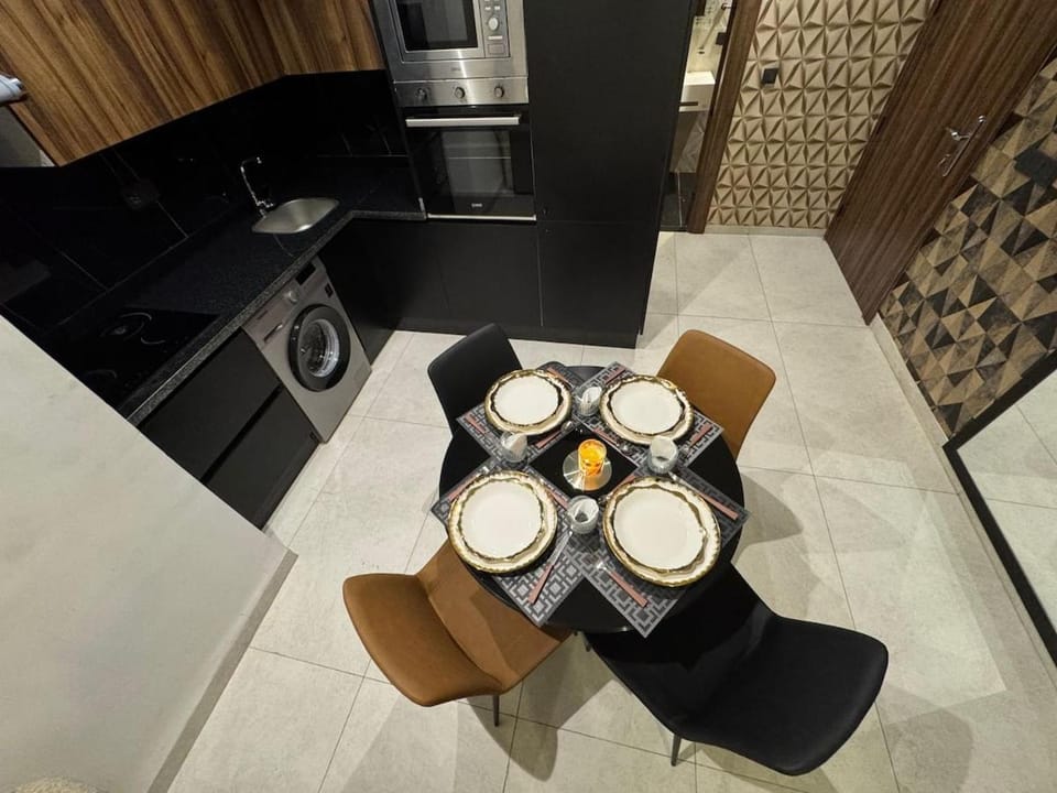 Kitchen or kitchenette, Dining area, oven