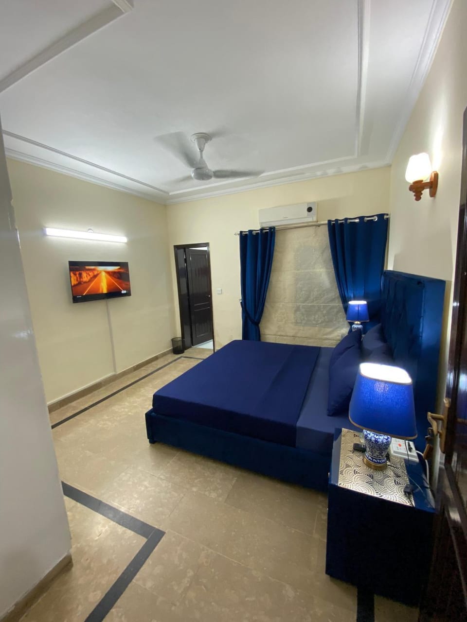 TV and multimedia, Photo of the whole room, Bedroom