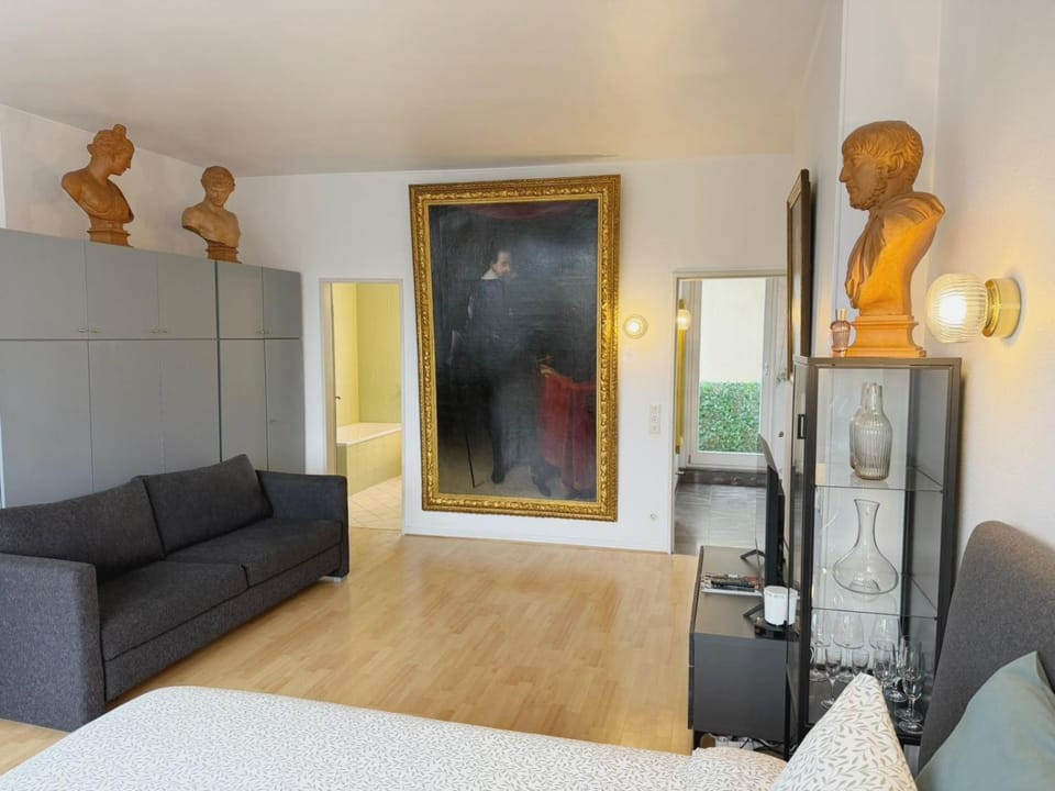 Property building, Bed, Night, Photo of the whole room, City view, City view, Street view, Location, air conditioner, air conditioner