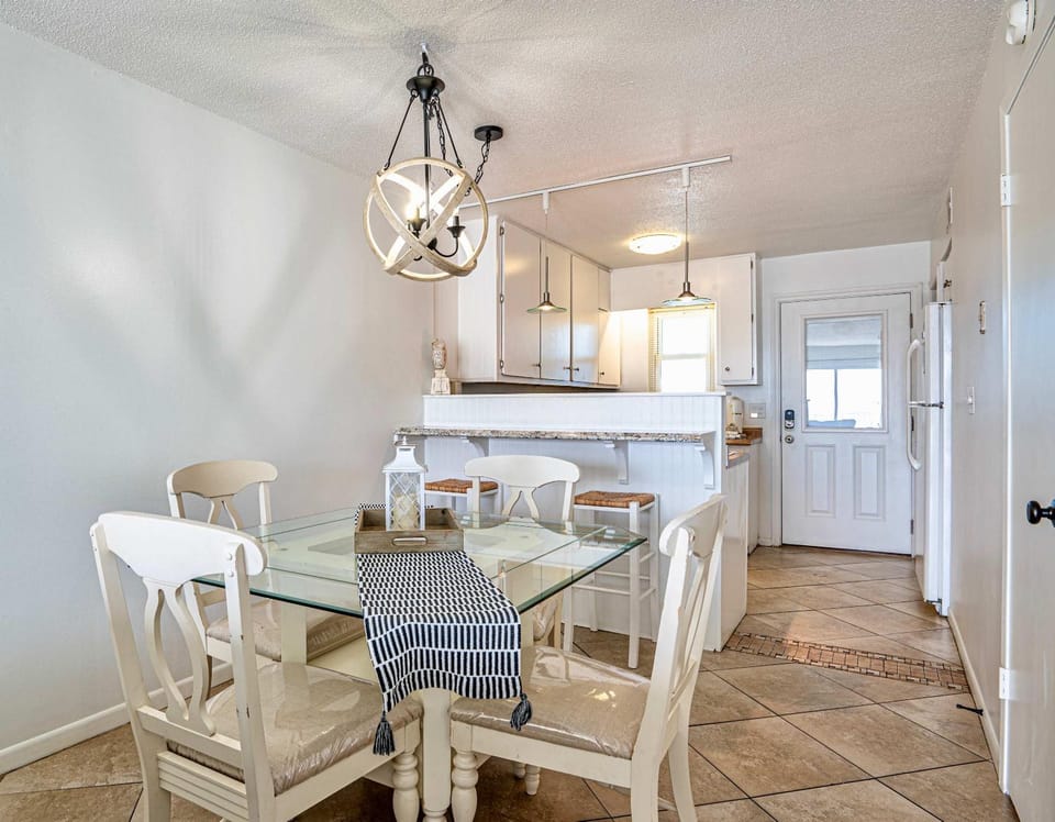 BEACHFRONT - HEATED POOL - FREE ACTIVITIES House in West Beach