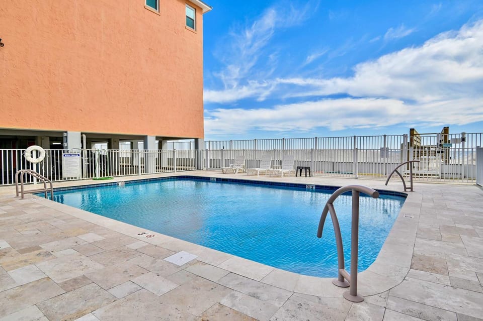 BEACHFRONT - HEATED POOL - FREE ACTIVITIES House in West Beach