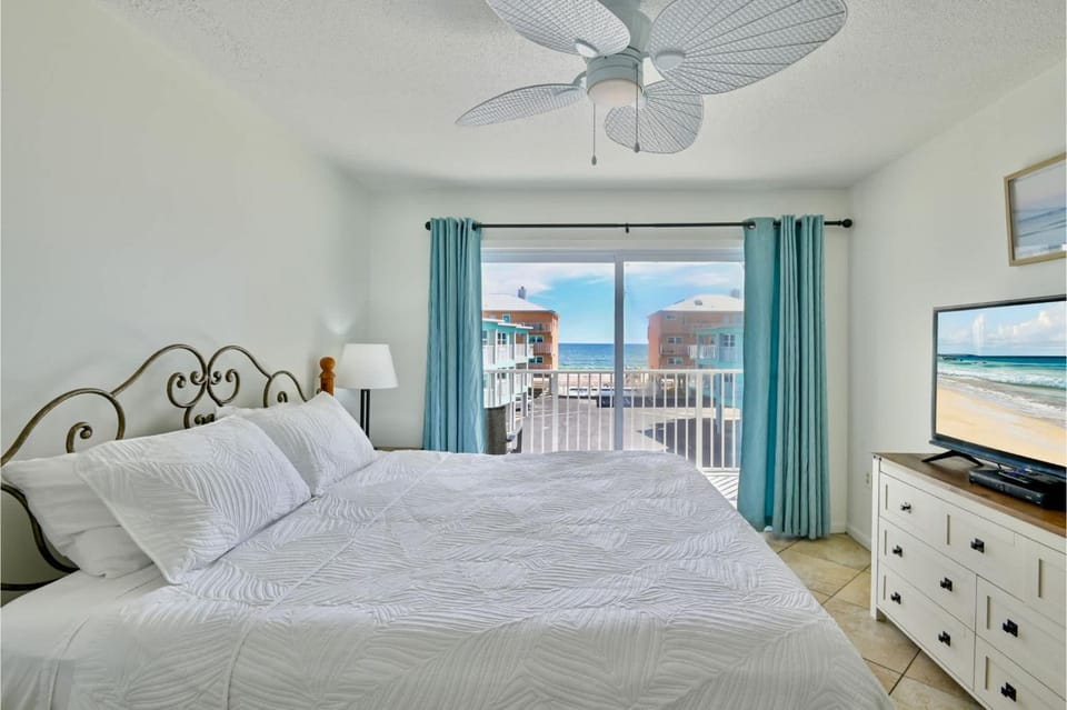 BEACHFRONT - HEATED POOL - FREE ACTIVITIES House in West Beach