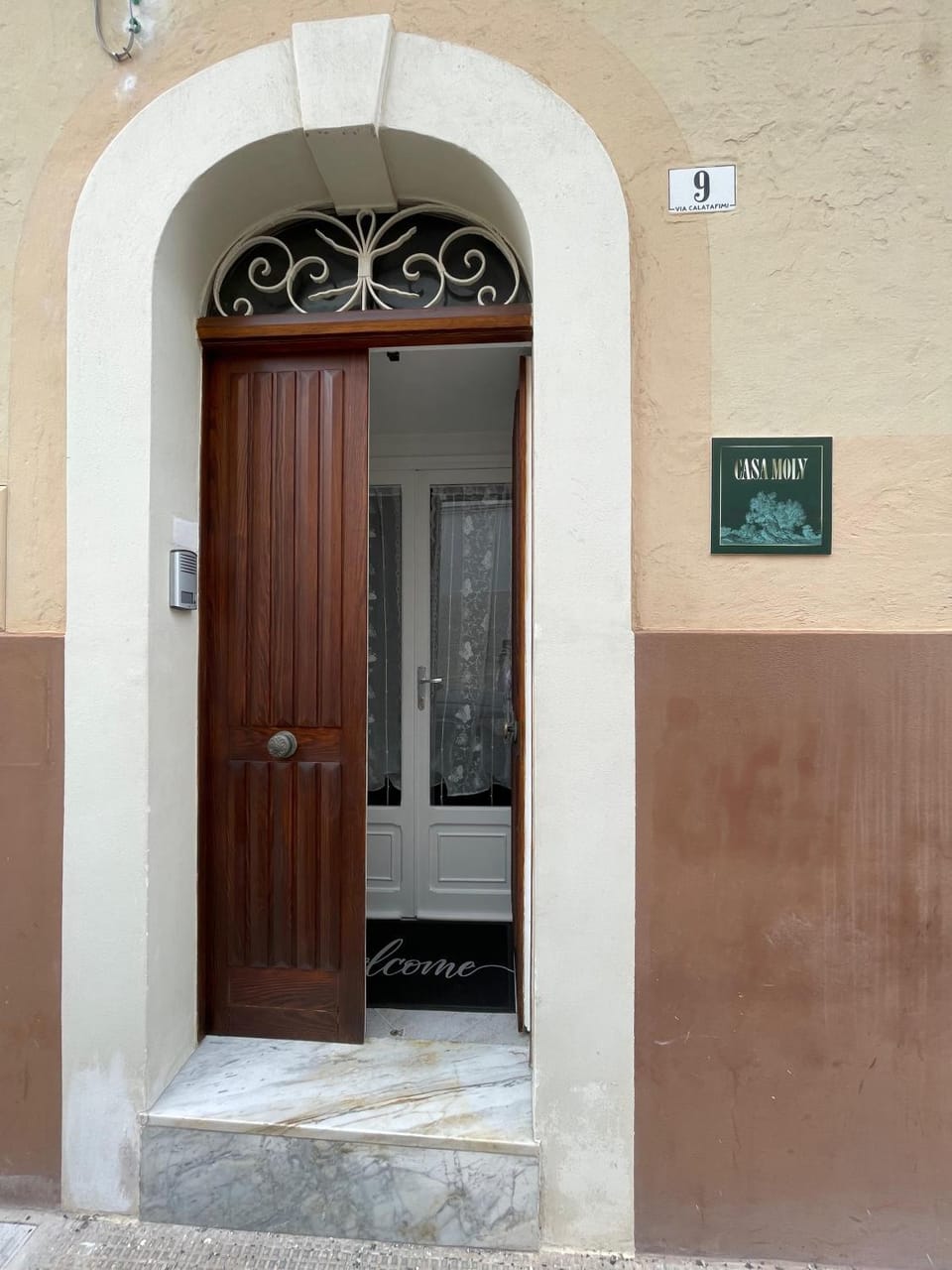 Facade/entrance