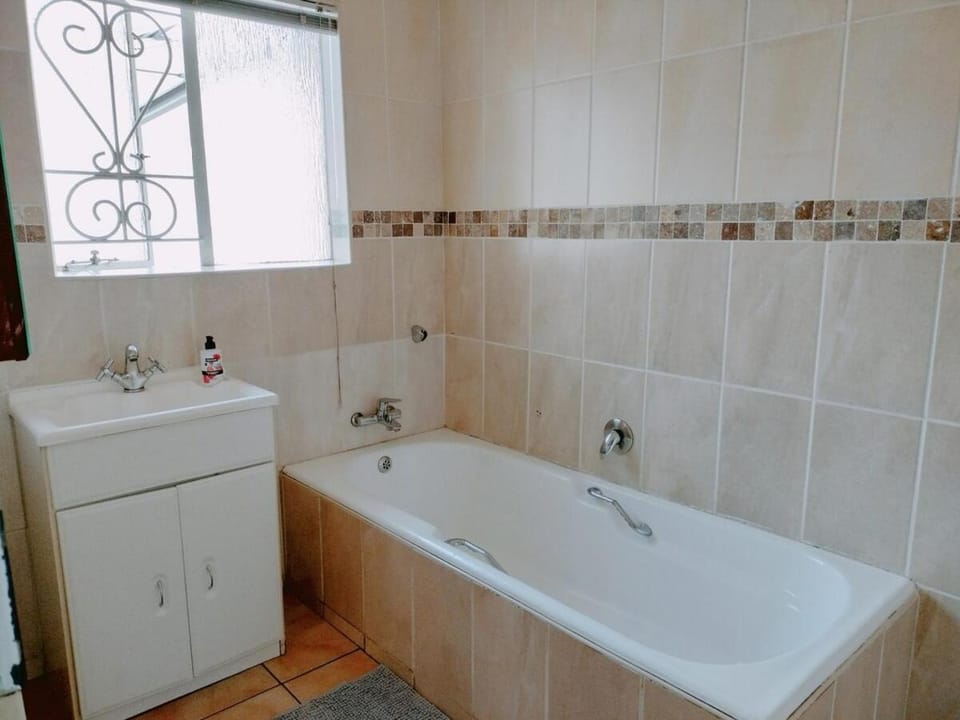 Large Family Home-Neighboring Northcliff and Greymont House in Johannesburg