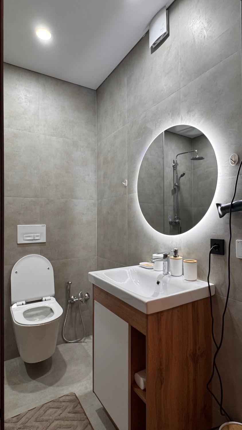Shower, Toilet, towels