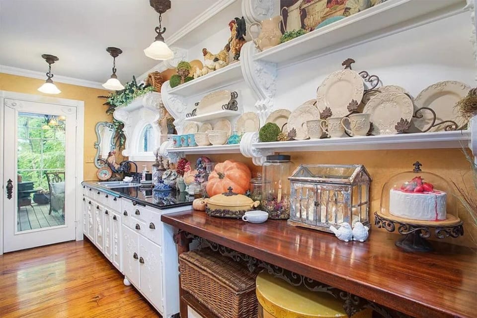 Kitchen or kitchenette, Food and drinks