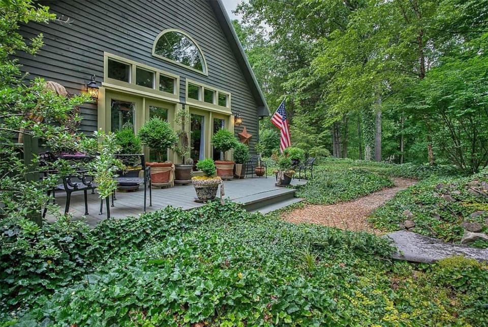 Property building, Spring, Day, Natural landscape, Garden, Garden view