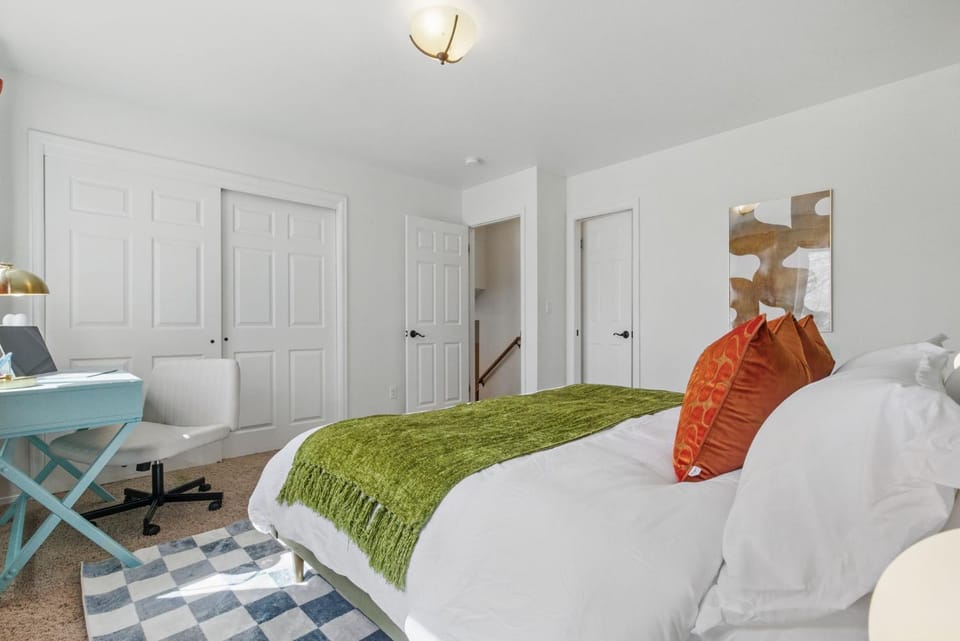 Bed, Photo of the whole room, Seating area, Bedroom, wardrobe