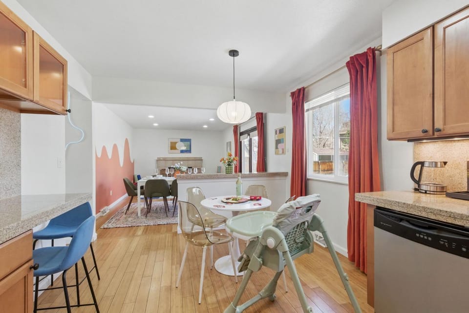 Kitchen or kitchenette, Seating area, Dining area