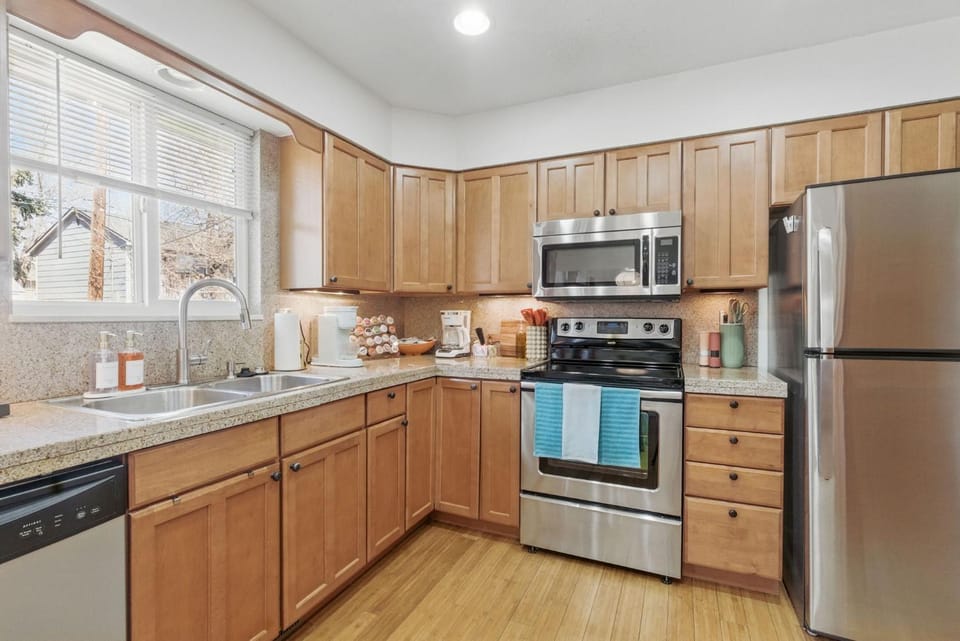 Coffee/tea facilities, Kitchen or kitchenette, dishwasher, oven, stove