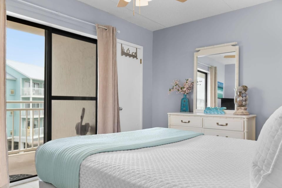 Beachy Family Home - Pools Balcony Beach Access House in Orange Beach