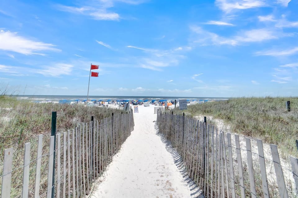 Beachy Family Home - Pools Balcony Beach Access House in Orange Beach