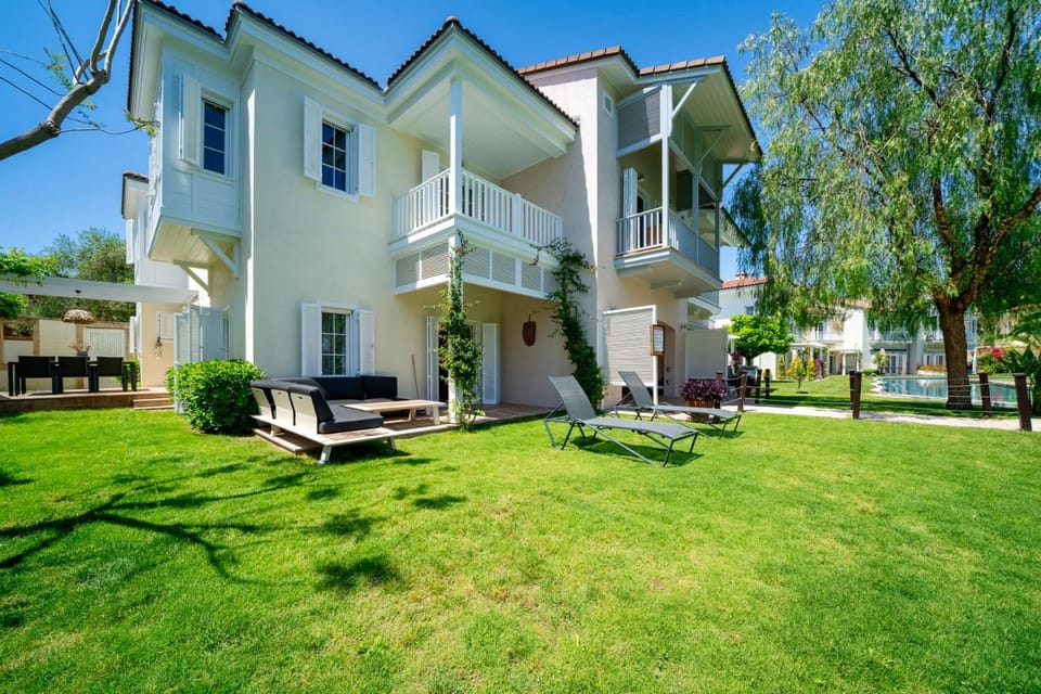 Property building, Patio, Spring, Garden, Garden view, sunbed