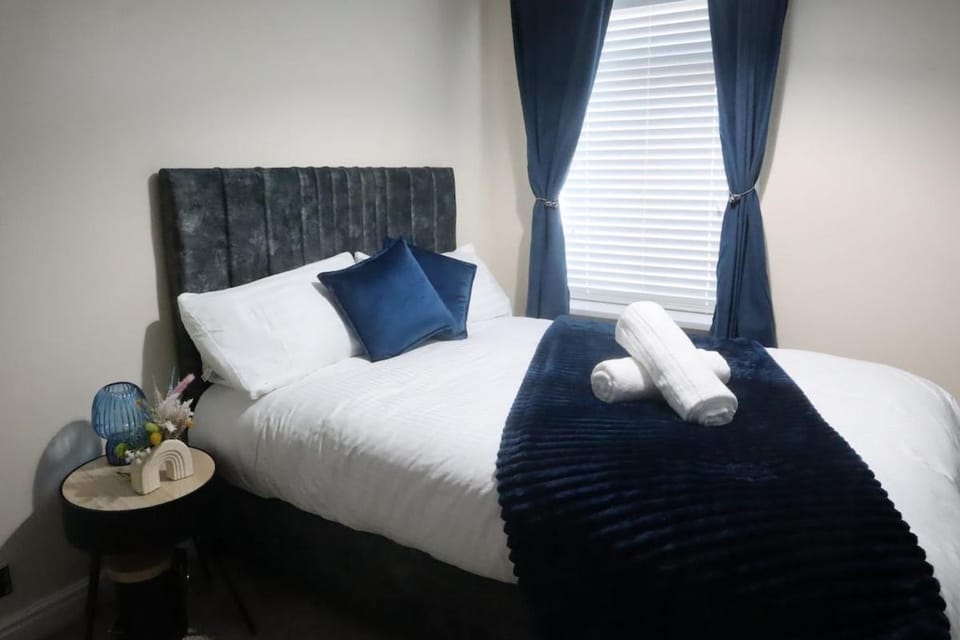 Central City Home-3 Bed Rooms- Parking-Netflix Apartment in Coventry