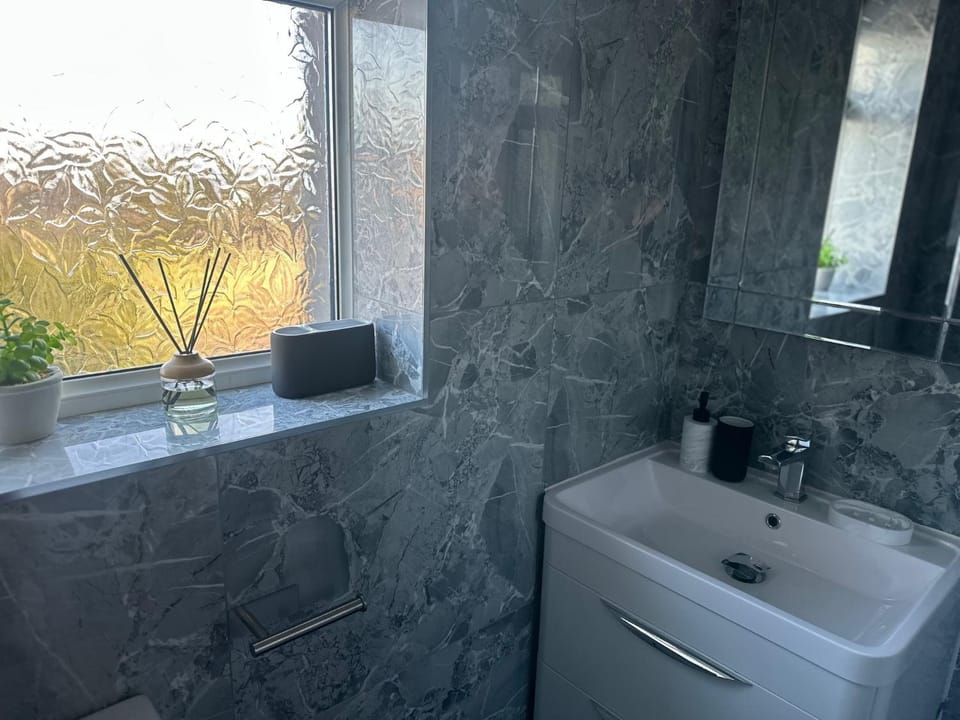 Central City Home-3 Bed Rooms- Parking-Netflix Apartment in Coventry