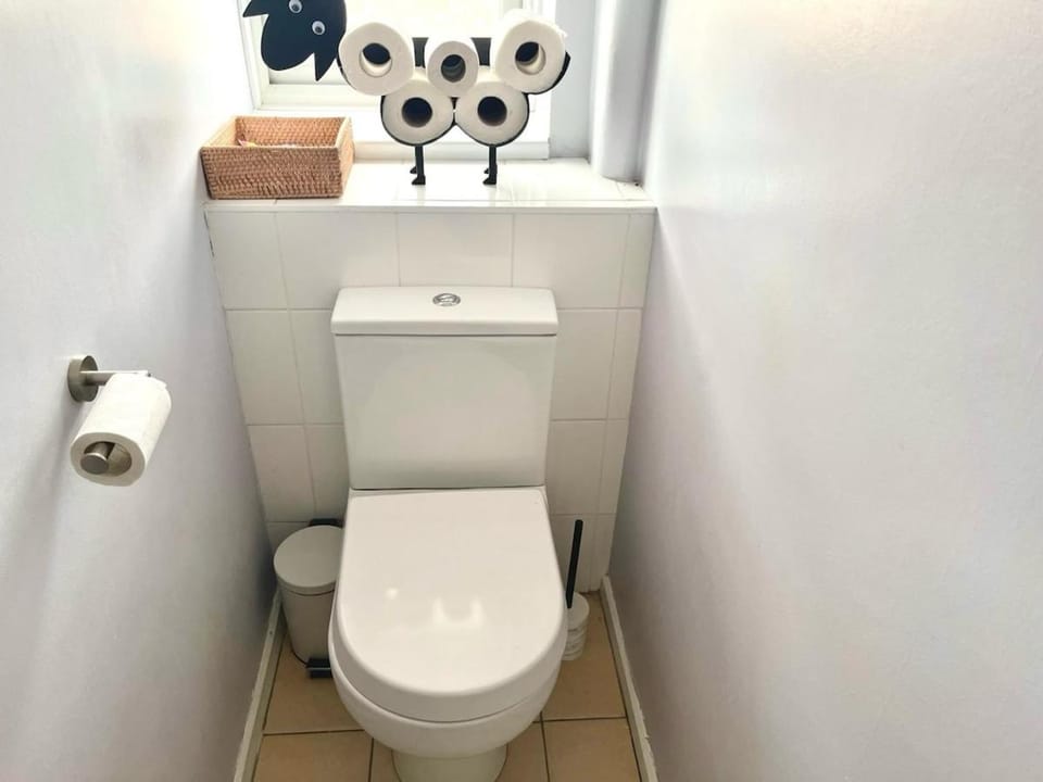 Clicketts - 3-Bedroom, Full Entire House, Sleeps 6 guests, Free wifi, Street Parking, Smart TV, Basildon, Essex London House in Basildon