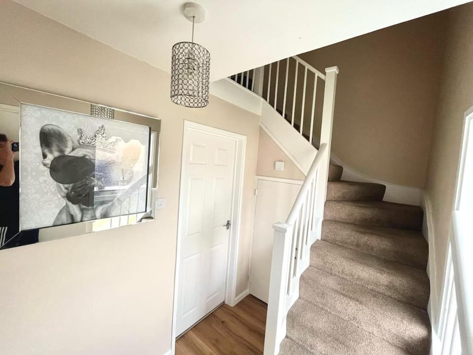 Clicketts - 3-Bedroom, Full Entire House, Sleeps 6 guests, Free wifi, Street Parking, Smart TV, Basildon, Essex London House in Basildon