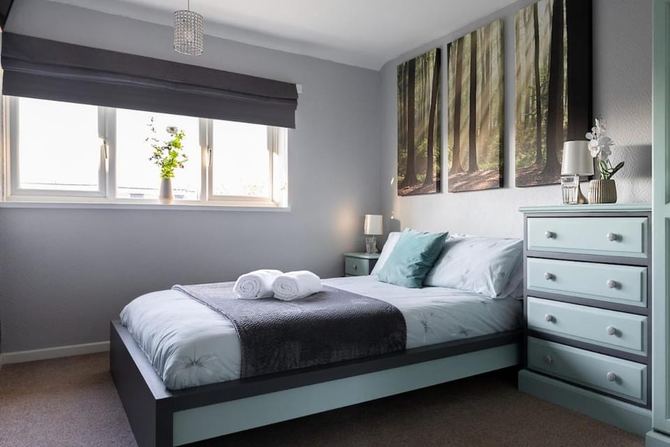 Clicketts - 3-Bedroom, Full Entire House, Sleeps 6 guests, Free wifi, Street Parking, Smart TV, Basildon, Essex London House in Basildon