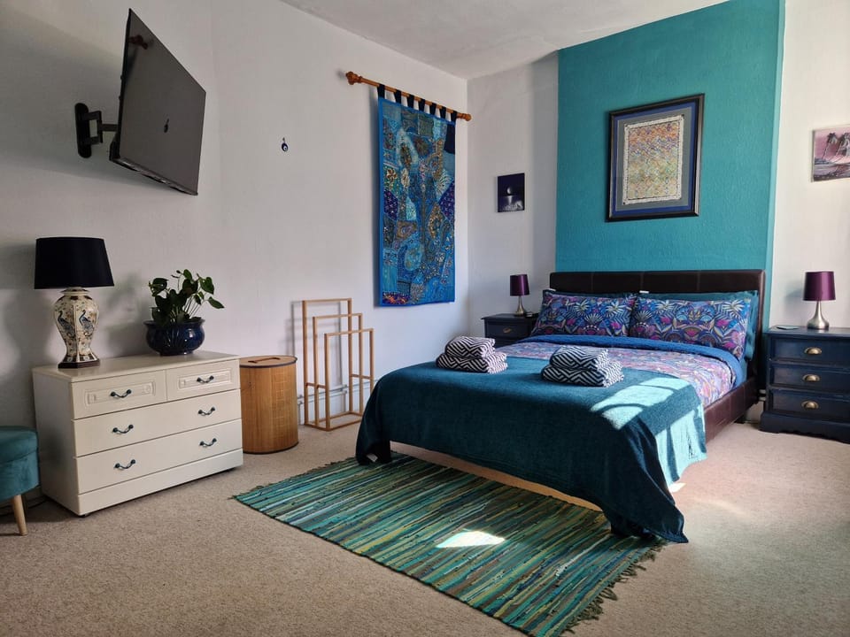 Bed, TV and multimedia, Seating area, Bedroom, flat iron, hair dryier